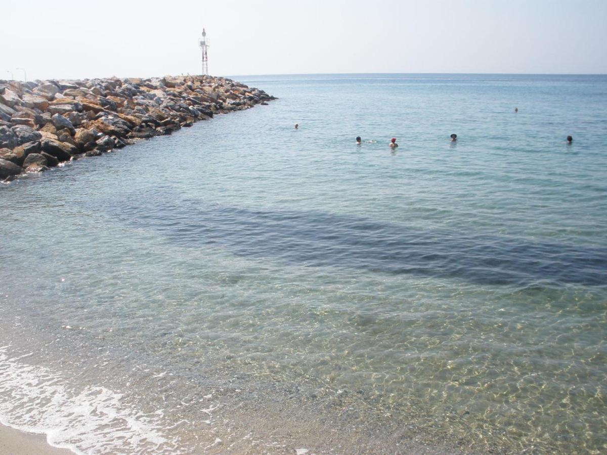 Pansion Alexandros By The Sea Aparthotel Nea Skioni Bagian luar foto