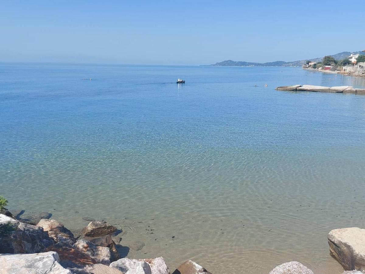 Pansion Alexandros By The Sea Aparthotel Nea Skioni Bagian luar foto