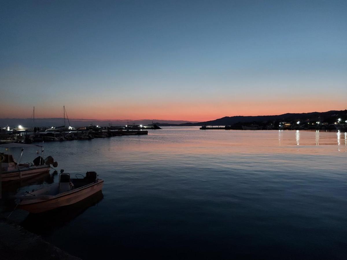 Pansion Alexandros By The Sea Aparthotel Nea Skioni Bagian luar foto